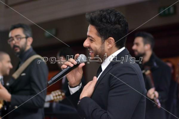 الجمهور يتفاعل مع محمد حماقي في زفاف «محمد وحنين»