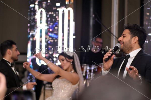 الجمهور يتفاعل مع محمد حماقي في زفاف «محمد وحنين»