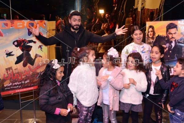 تامر حسني يحتفل بعرض «سبايدر مان» مع زوجته وجمهوره