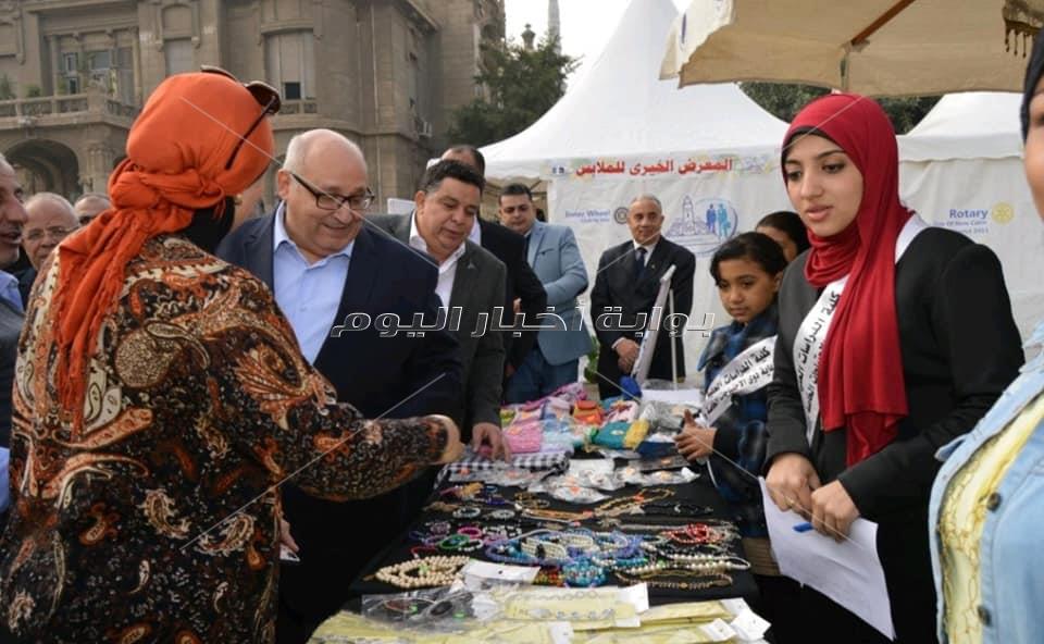 رئيس جامعة عين شمس يفتتح المعرض الخيرى للملابس بالجامعة