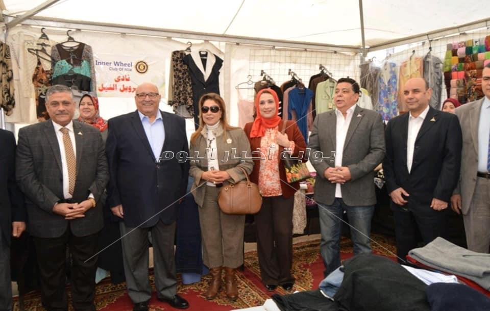 رئيس جامعة عين شمس يفتتح المعرض الخيرى للملابس بالجامعة