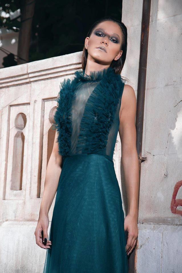 مصممة أزياء سورية تقدم فساتين مفعمة بالأنوثة