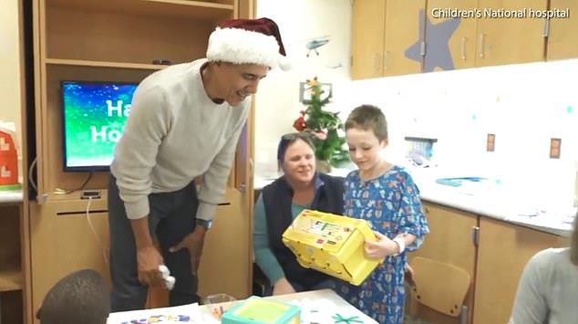 أوباما يوزع هدايا داخل مستشفى أطفال مرتديا زي بابا نويل