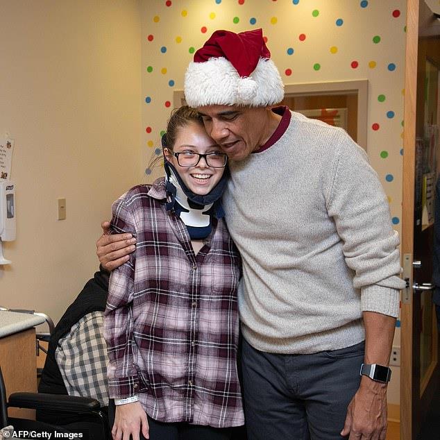 أوباما يوزع هدايا داخل مستشفى أطفال مرتديا زي بابا نويل