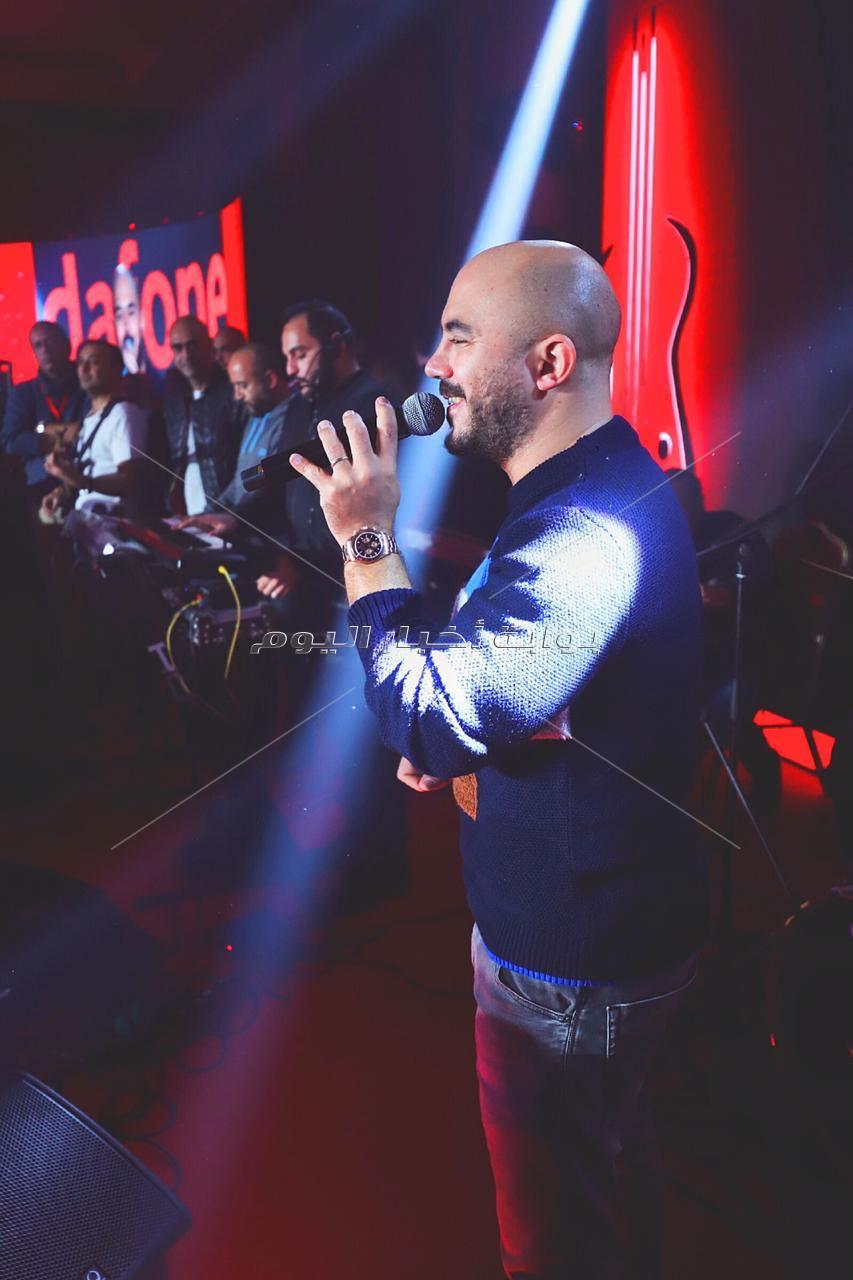 محمود العسيلي يُحيي حفلا غنائيا ضخما بالقرية الذكية