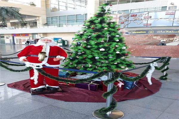 بالورود و«شجر الكريسماس».. المطارات المصرية تستعد لاحتفالات رأس السنة