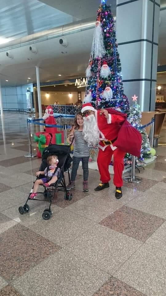 بابا نويل يوزع الهدايا علي الأطفال والمسافرين بمطار الغردقة الدولي