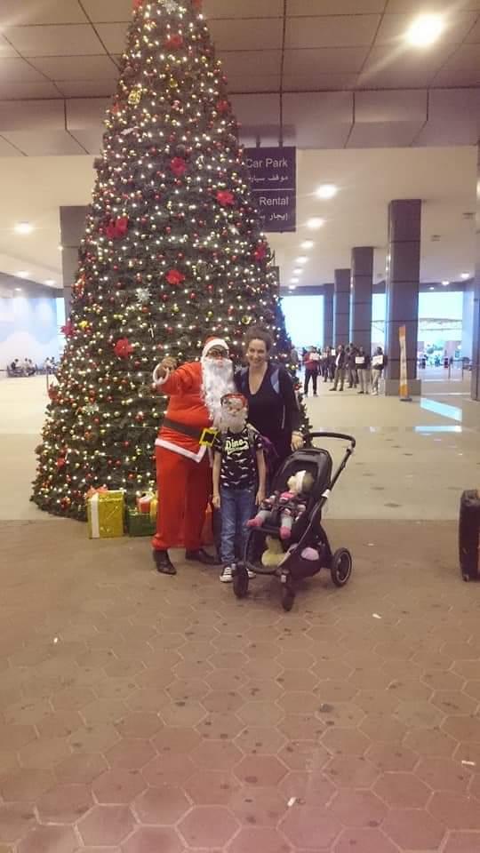 بابا نويل يوزع الهدايا علي الأطفال والمسافرين بمطار الغردقة الدولي