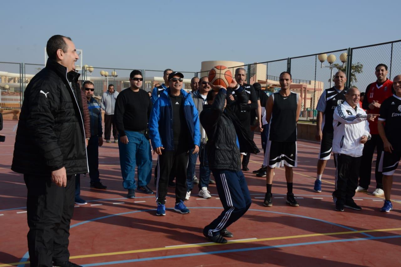 وزيرا الطيران والشباب يقودان فريقي مباراة كرة قدم فى اليوم الرياضي للعاملين بقطاع الطيران