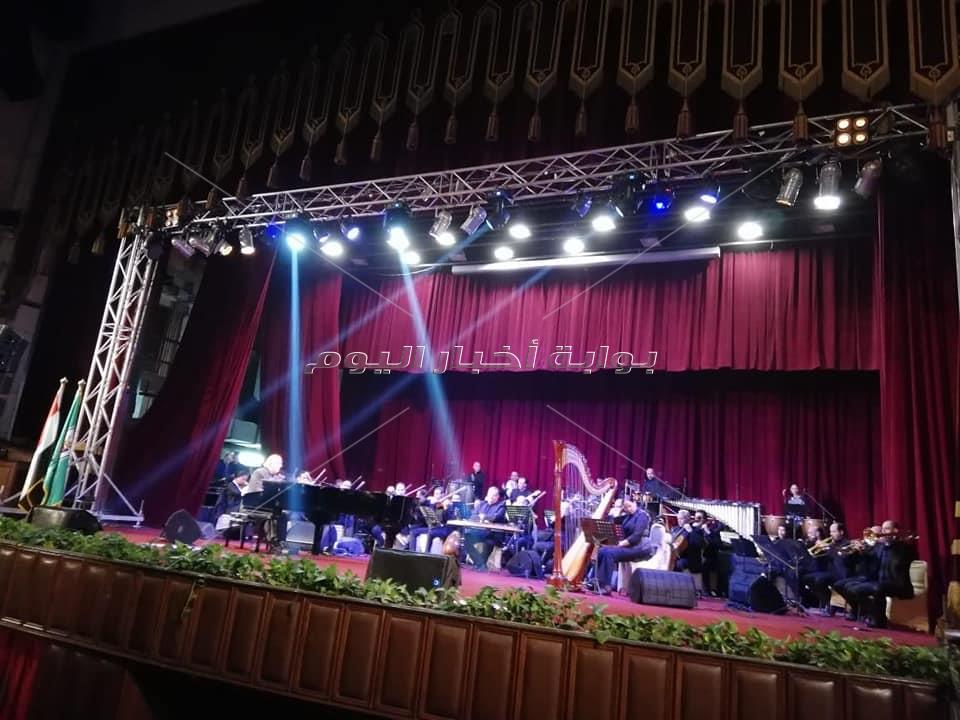  عمر خيرت يتألق بحفله الموسيقى الثاني بجامعة القاهرة