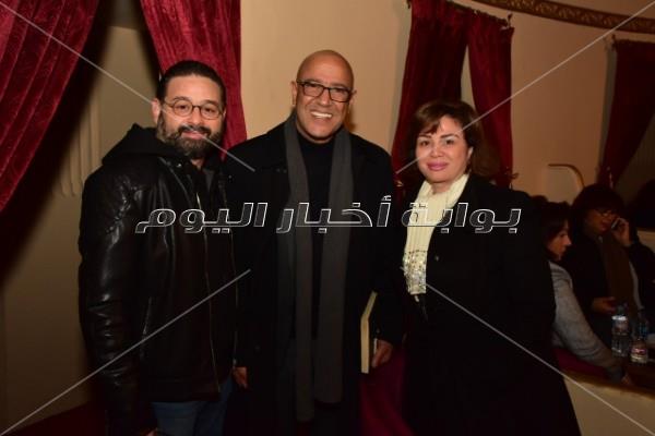عبدالدايم وشاهين وصدقي يهنون «عبدالباقي» على مسرحيته الجديدة
