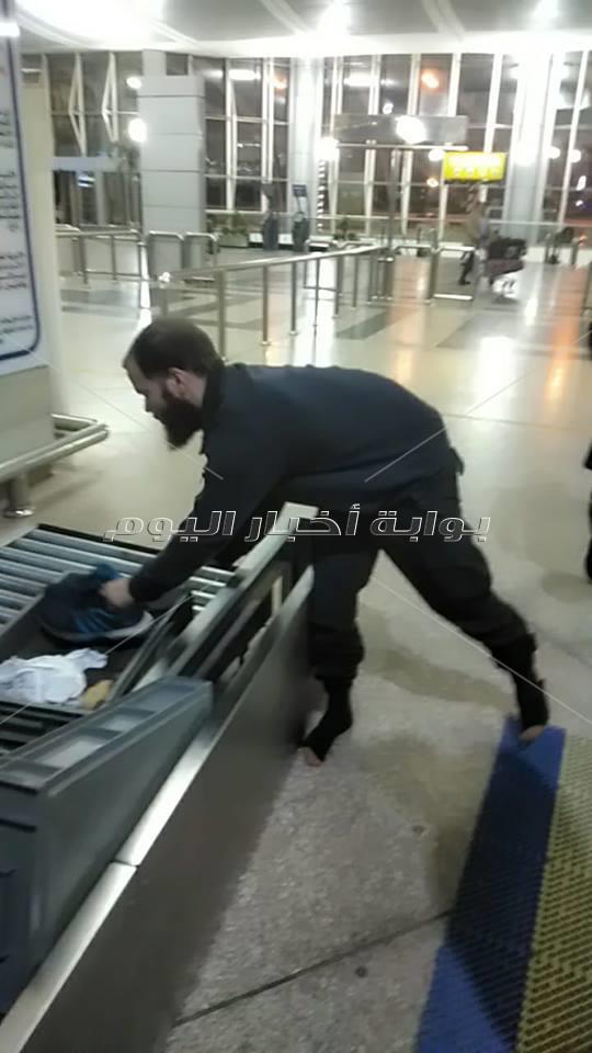 العنوان مصر ترحل ألمانيا داعشيا من مطار القاهرة