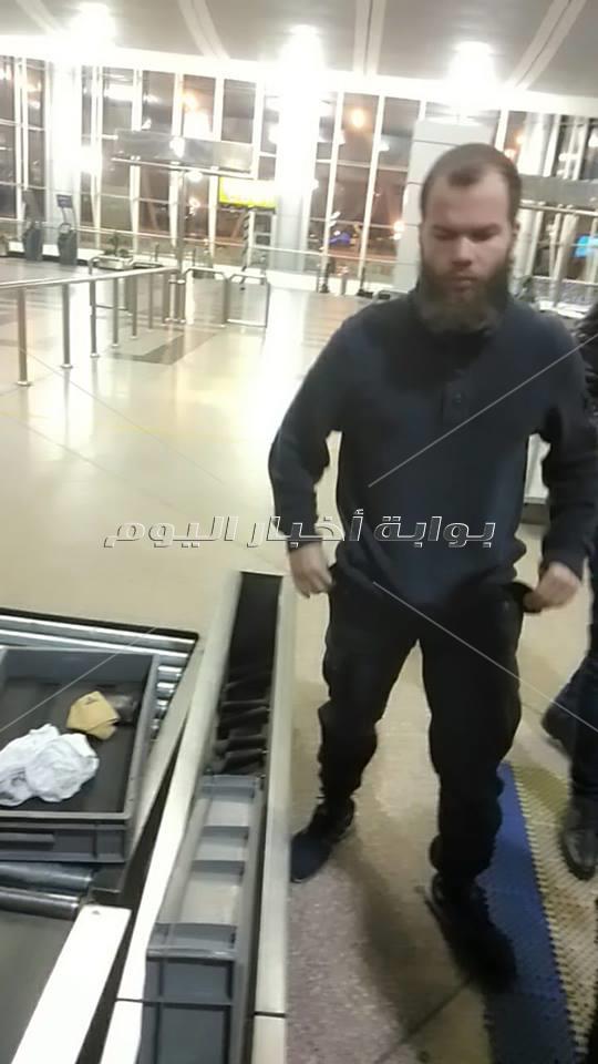 العنوان مصر ترحل ألمانيا داعشيا من مطار القاهرة