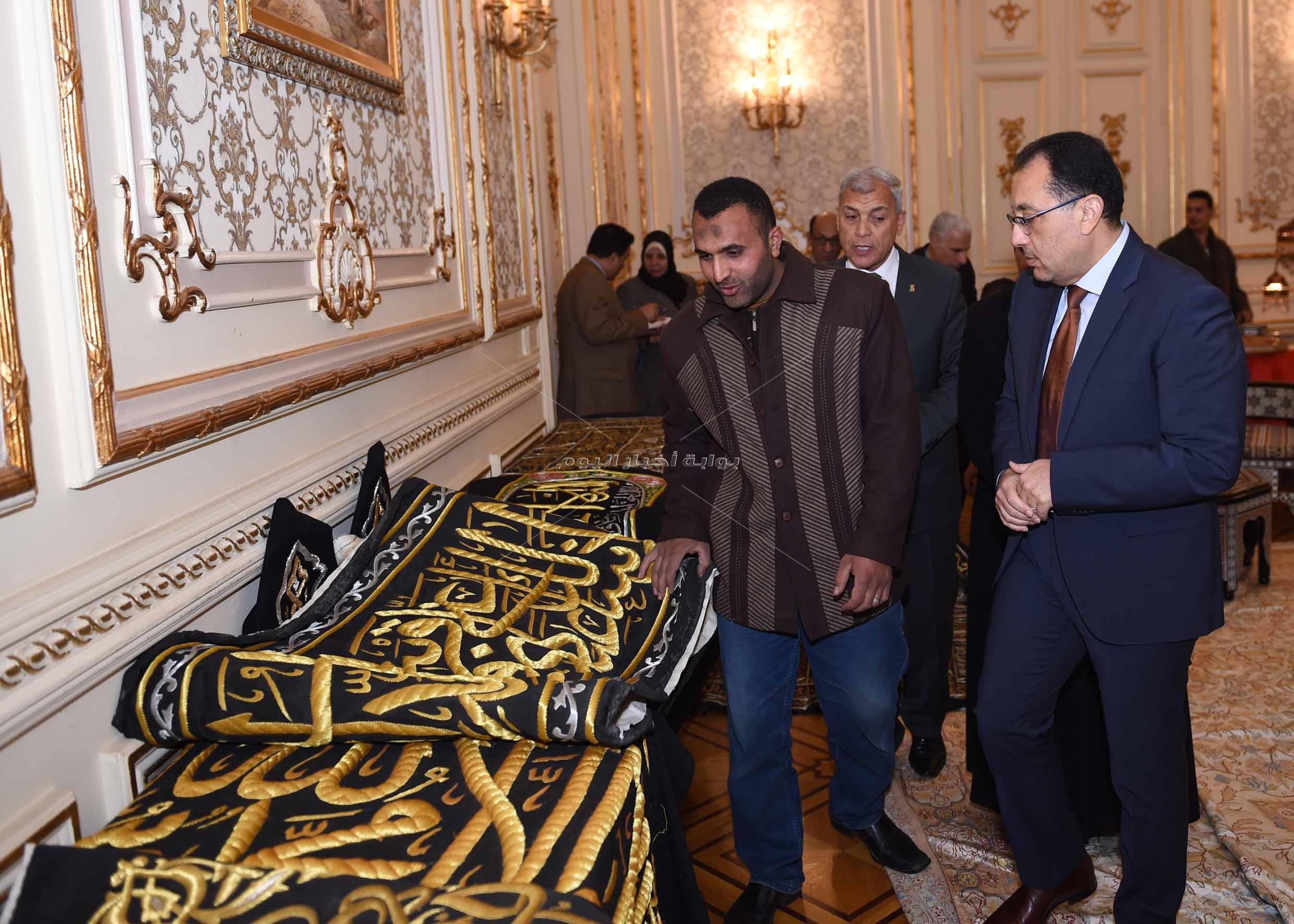 رئيس الوزراء يتفقد معرضا للمنتجات اليدوية لقرى المنوفية _ تصوير:أشرف شحاتة
