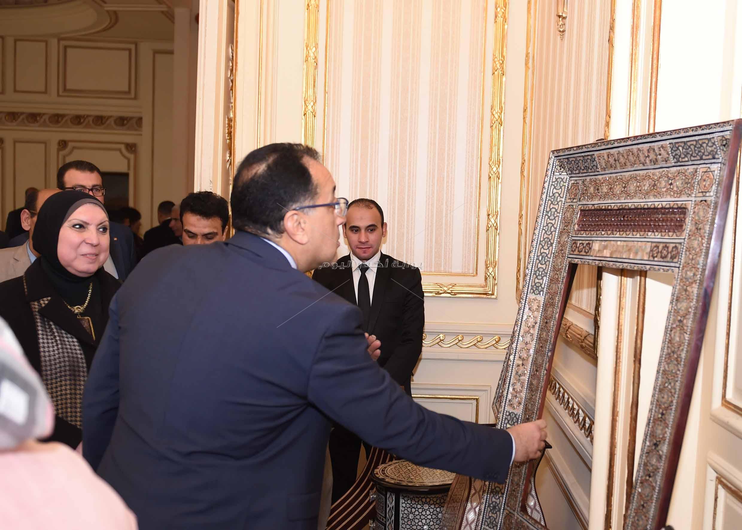 رئيس الوزراء يتفقد معرضا للمنتجات اليدوية لقرى المنوفية _ تصوير:أشرف شحاتة