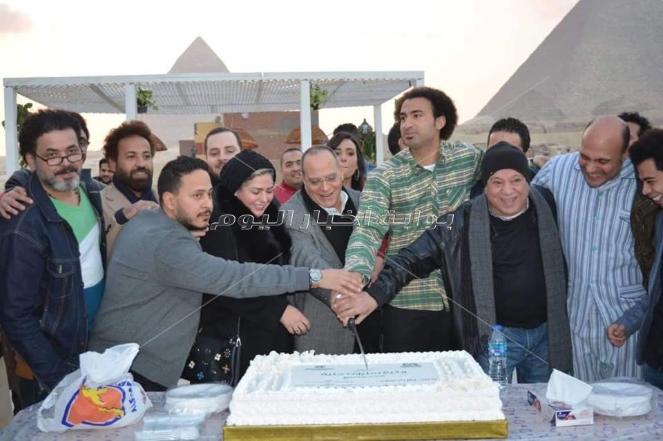 علي ربيع يحتفل بتصوير «فكرة بمليون جنيه»