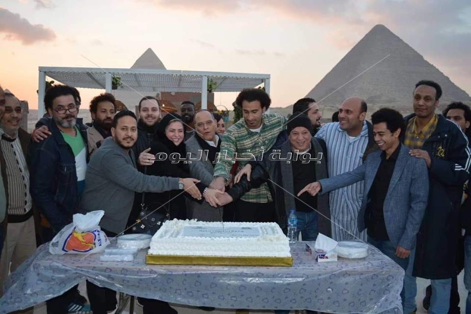علي ربيع يحتفل بتصوير «فكرة بمليون جنيه»