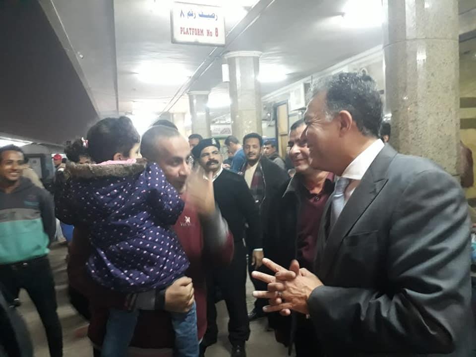 وزير النقل في جولة تفقدية مسائية مفاجئة بمحطة مصر للسكك الحديدية وعدد من محطات المترو