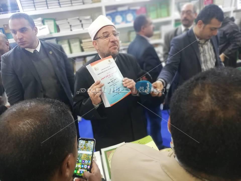  «جمعة» يستعرض إصدارات المجلس الأعلى للشؤون الإسلامية بمعرض الكتاب