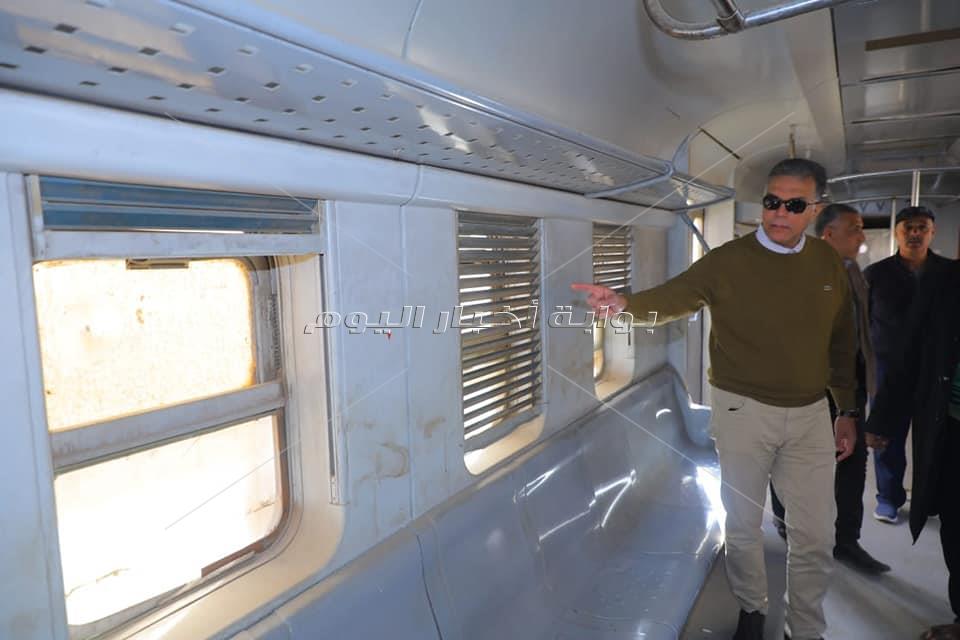وزير النقل يقطع تذكرة قطار في شبين القناطر ويتابع الخدمة في الجبل الأصفر وأبوزعبل