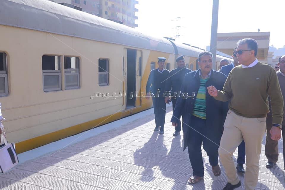 وزير النقل يقطع تذكرة قطار في شبين القناطر ويتابع الخدمة في الجبل الأصفر وأبوزعبل