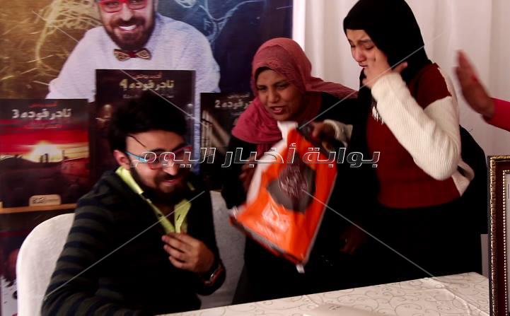 مجنونة أحمد يونس تنهار بالبكاء في توقيع كتابه بمعرض الكتاب