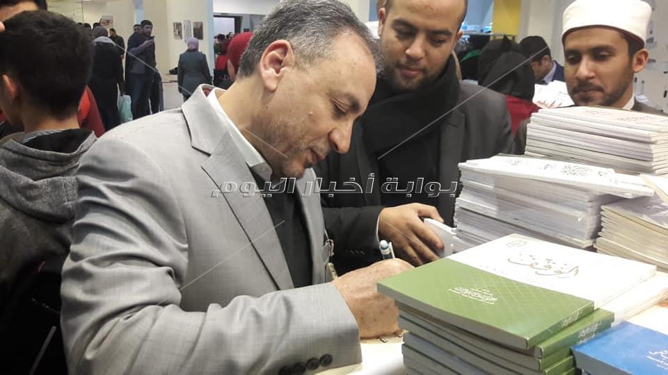 أمين «البحوث الإسلامية» يتفقد جناح الأزهر بمعرض الكتاب
