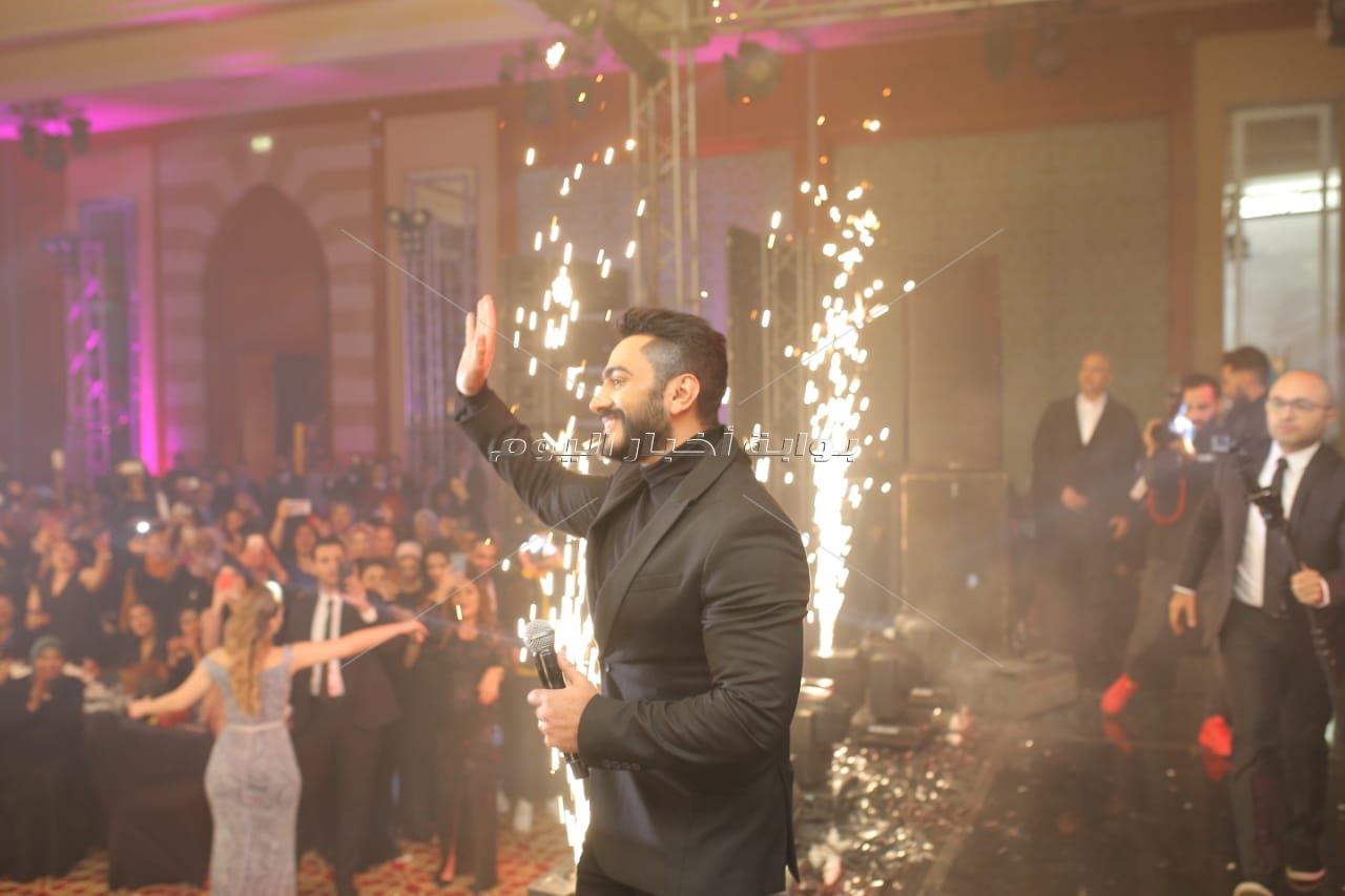 تامر حسني يُشعل حفله بأحد الفنادق على «عيش بشوقك»