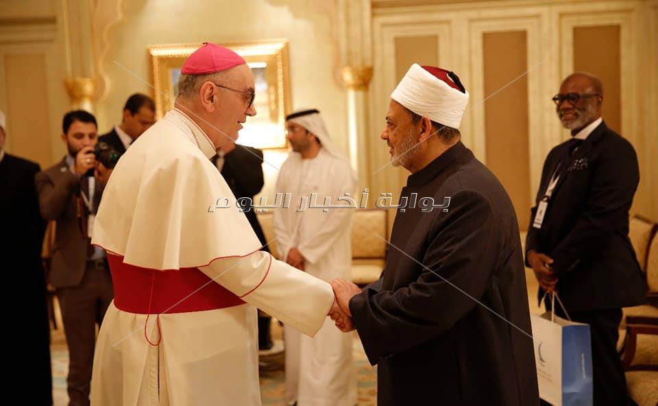 صور| الصحف العالمية: عناق الإمام الأكبر وبابا الفاتيكان يعكس علاقتهما القوية