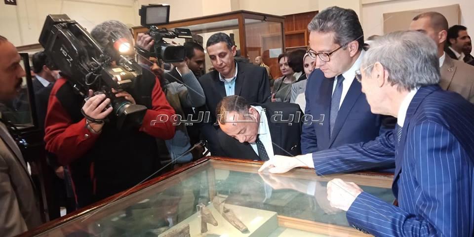 العناني يفتتح معرض ام البريجات بالمتحف المصري بالتحرير