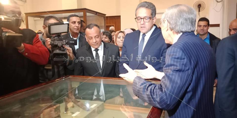 العناني يفتتح معرض ام البريجات بالمتحف المصري بالتحرير
