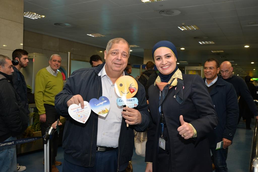مصر للطيران تحتفل مع عملاءها بعيد الحب 
