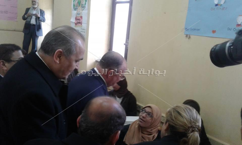 محافظ القاهرة يسلم "التابلت" لطالبات المدرسة السنية الثانوية بالسيدة