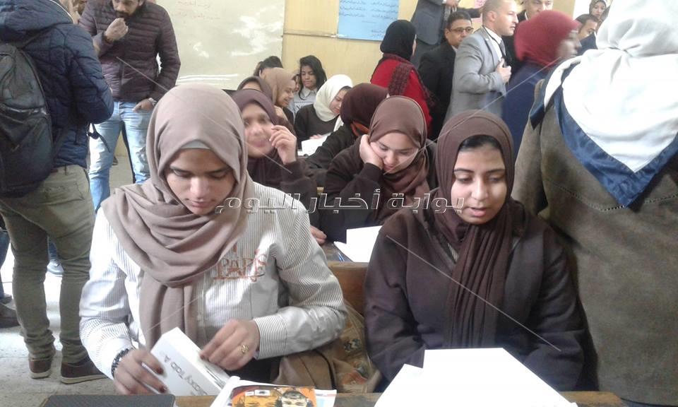 محافظ القاهرة يسلم "التابلت" لطالبات المدرسة السنية الثانوية بالسيدة