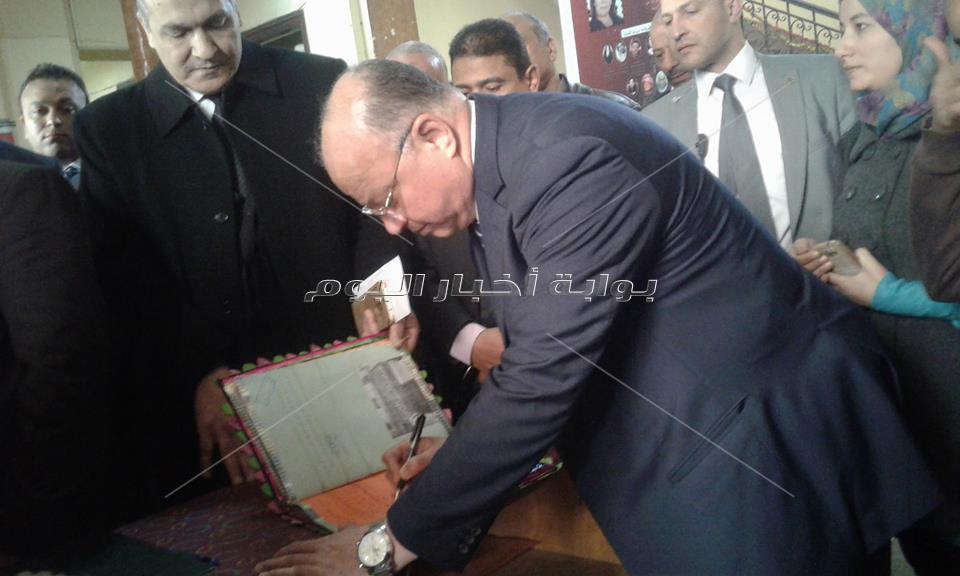 حافظ القاهرة يدون رسالة تذكارية لمدرسة السنية الثانوية بنات