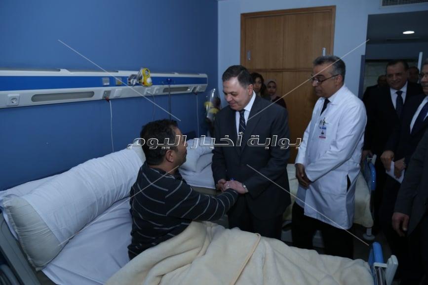 وزير الداخلية يزور مصابين الدرب الأحمر