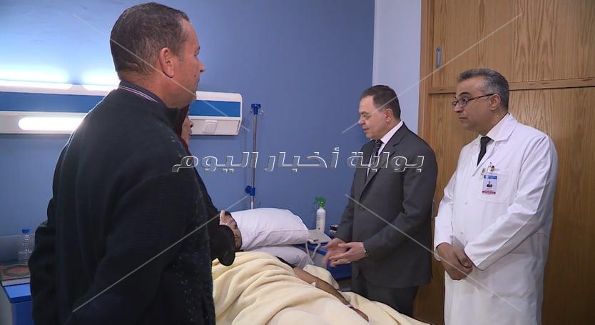 وزير الداخلية يزور مصابين الدرب الأحمر