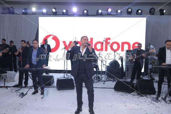 زفاف مجاني من عمرو دياب للفائزين في مسابقة ألبومه الجديد