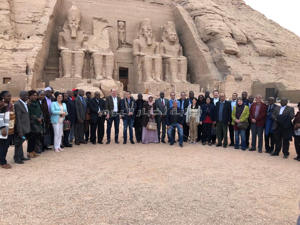 وزير الآثار يلتقط الصور التذكارية مع فرق الفولكلور بمعبد أبو سمبل