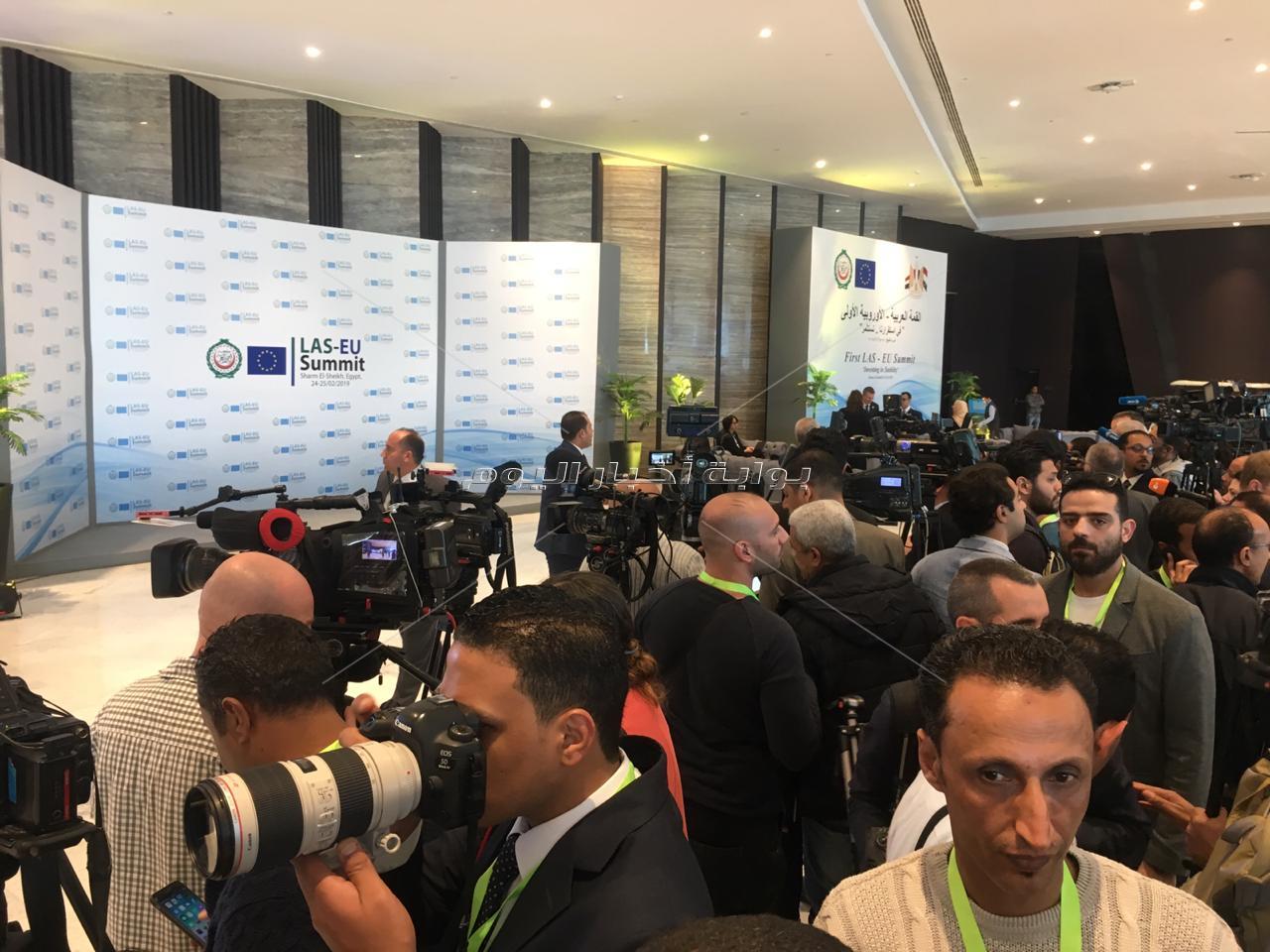 القمة العربية الأوروبية| وسائل الإعلام في انتظار وصول الرؤساء والقادة