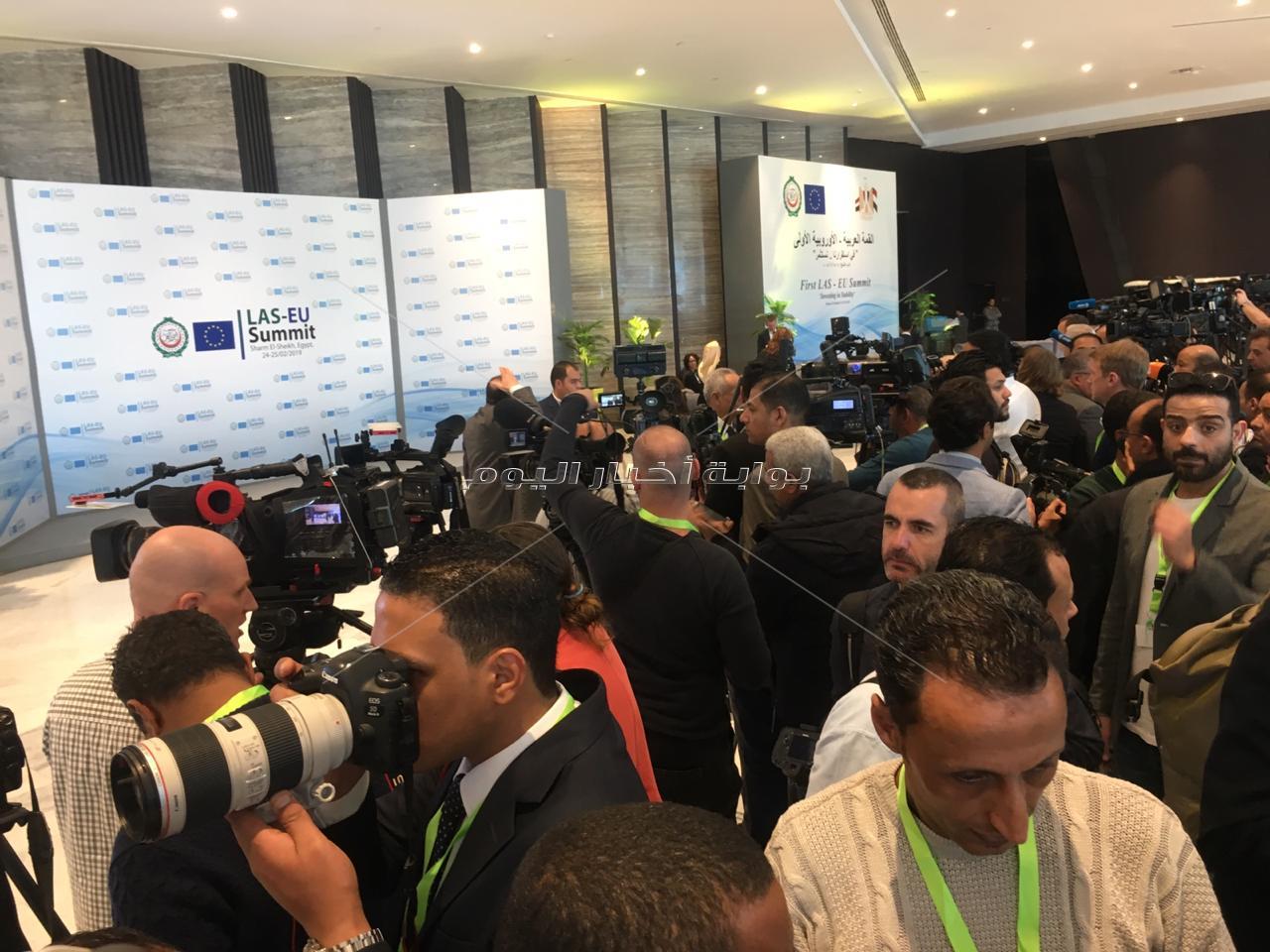القمة العربية الأوروبية| وسائل الإعلام في انتظار وصول الرؤساء والقادة
