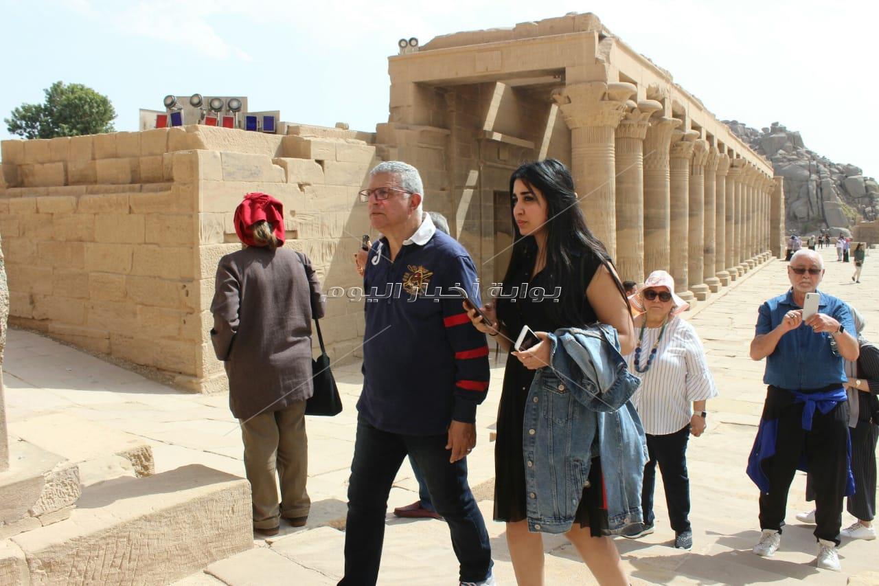 أحمد مجدي وجيهان خليل في جولة سياحية بأسوان