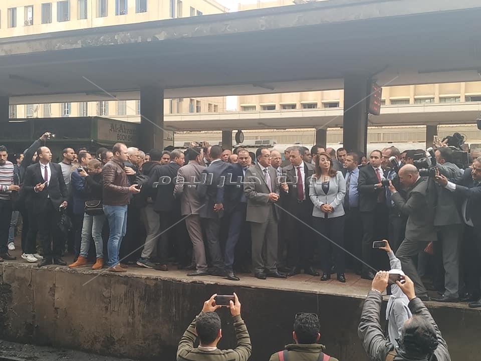 وصول رئيس الوزراء وغادة و ابي ووزير النقل موقع حريق قطار محطة مصر