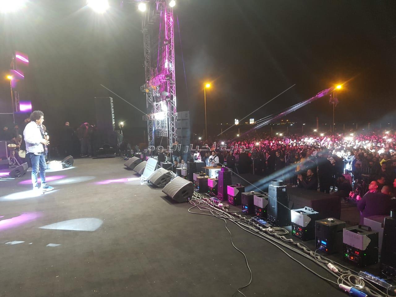 منير يشعل حفل القاهرة الجديدة بأغاني ألبومه الجديد