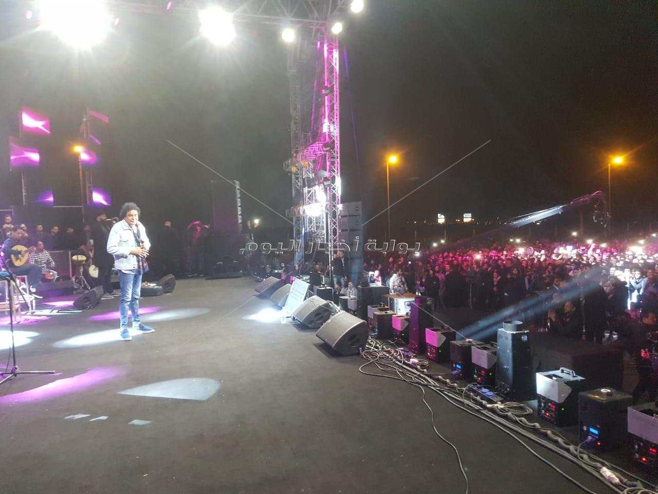 منير يشعل حفل القاهرة الجديدة بأغاني ألبومه الجديد