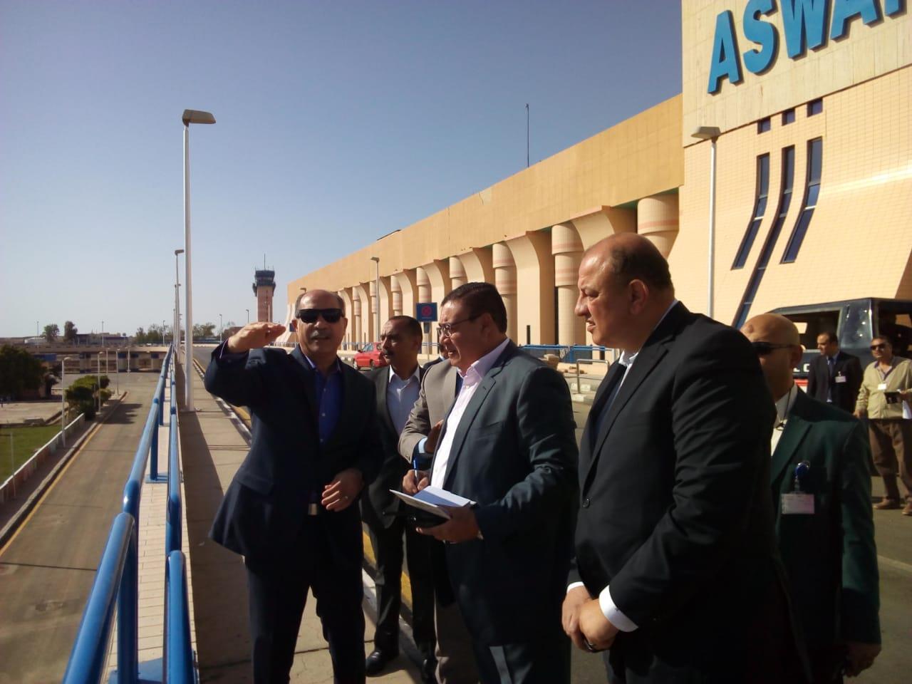وزير الطيران يتفقد مطار أسوان لمتابعة استعدادات ملتقي الشباب العربى الإفريقى 