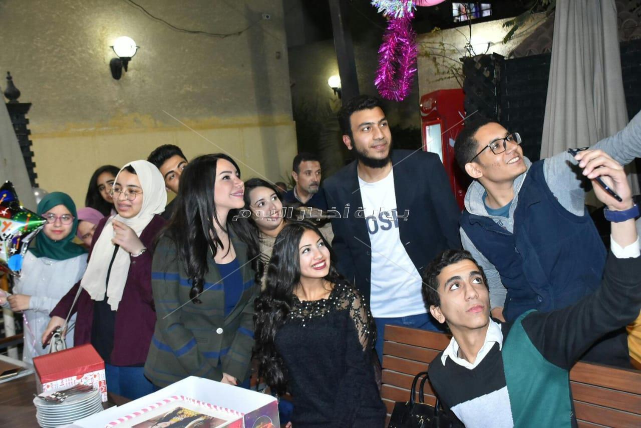 إنجي علاء تحتفل بعيد ميلادها وروايتها «الأشقر مروان»