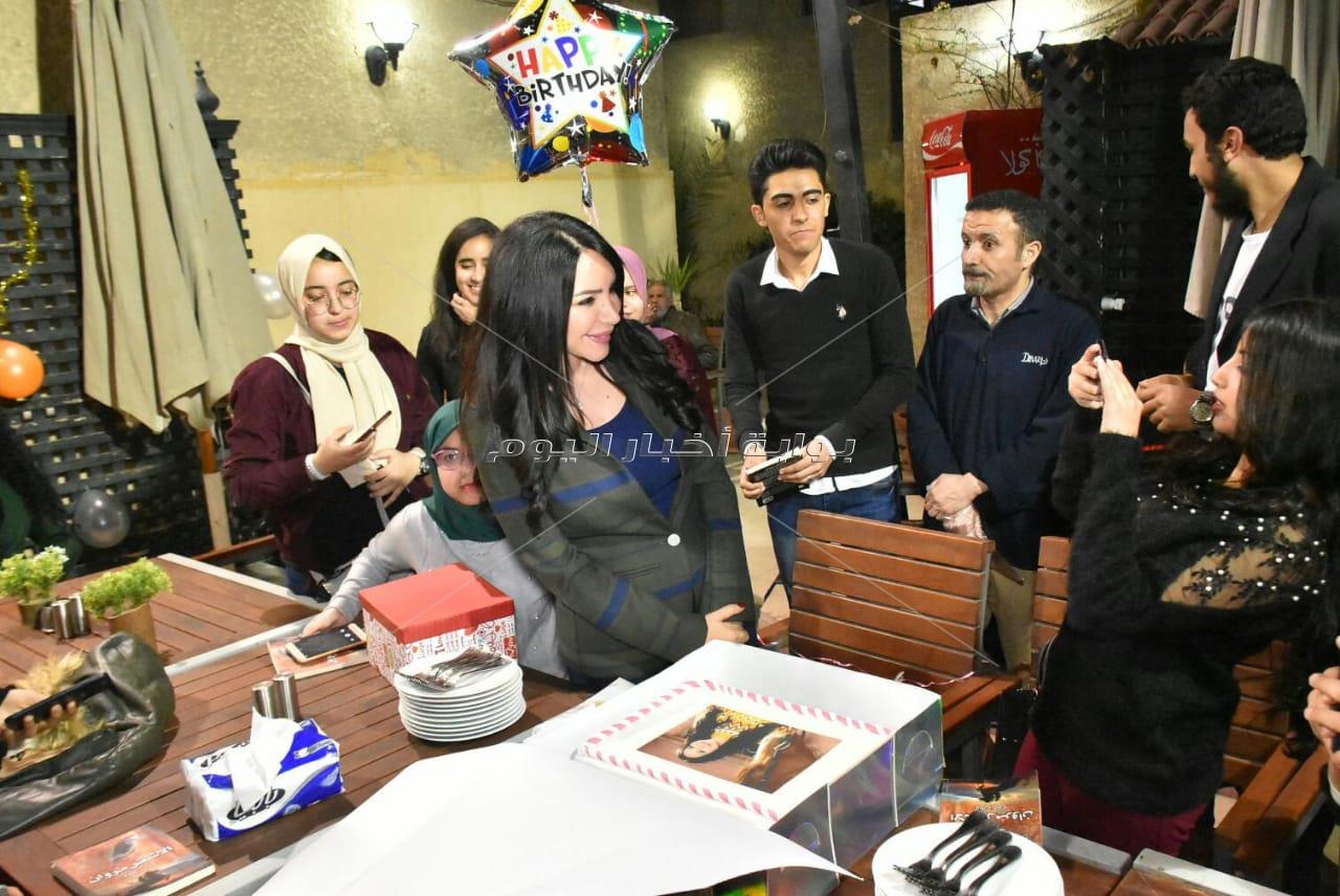 إنجي علاء تحتفل بعيد ميلادها وروايتها «الأشقر مروان»