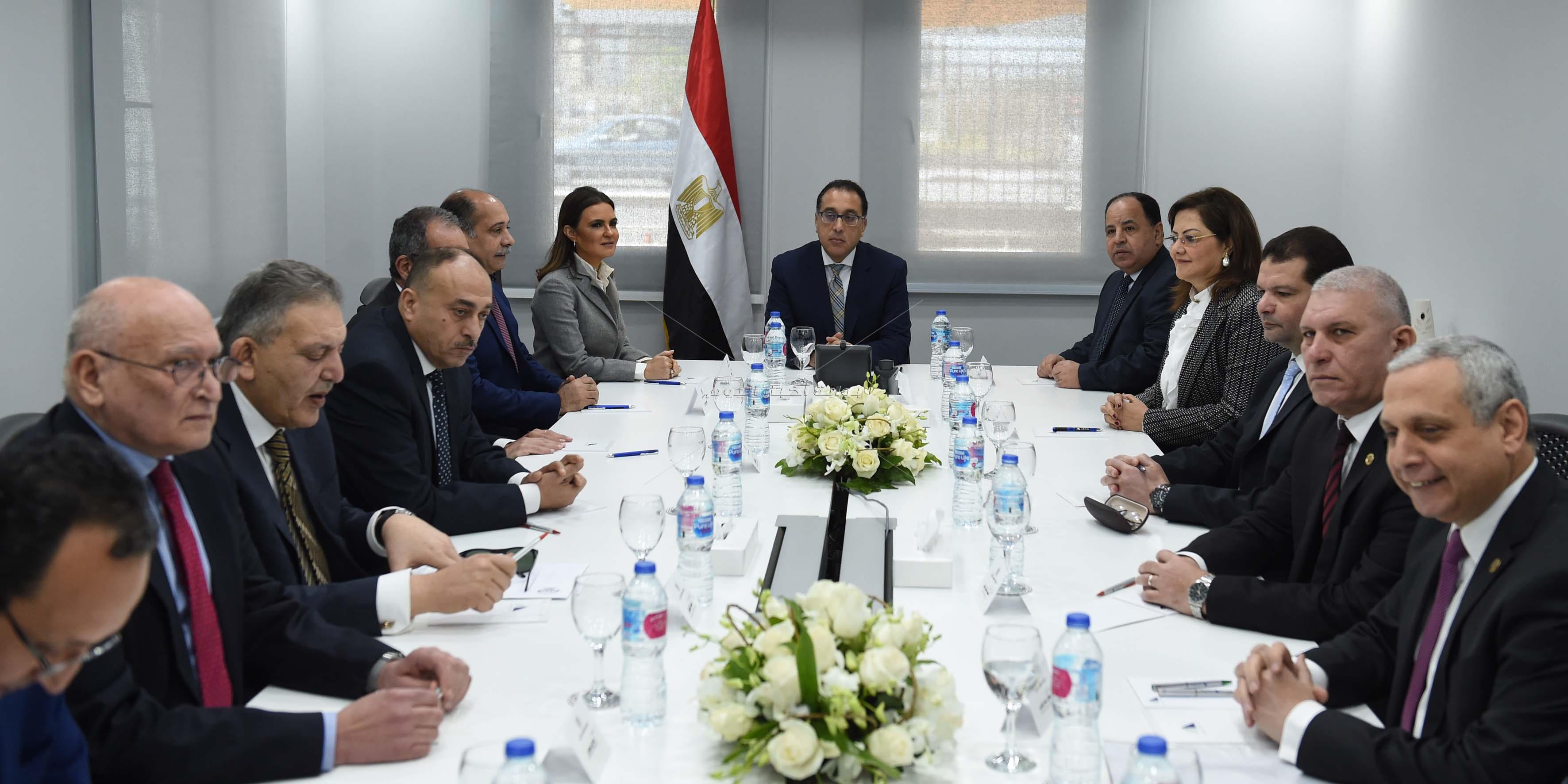 رئيس الوزراء يتفقد مركز الخدمات اللوجستية بمطار القاهرة