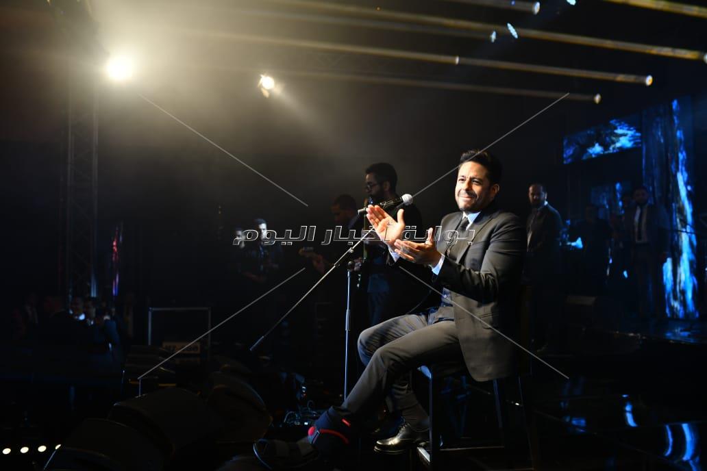 حماقي يُغني على كرسي بحفل القاهرة الجديدة